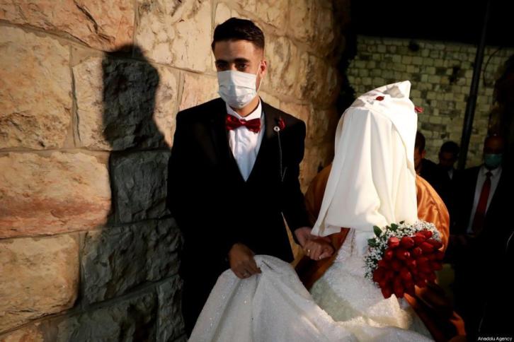 أزمة كورونا تغير تقاليد مراسم إتمام الزفاف في غزة
