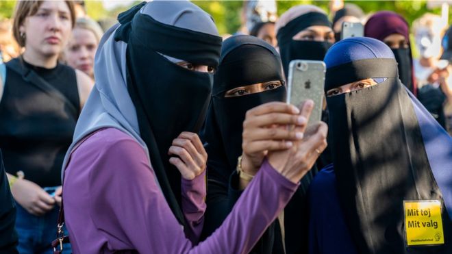حظر ارتداء النقاب في المنشآت العامة في تونس "لأسباب أمنية"
