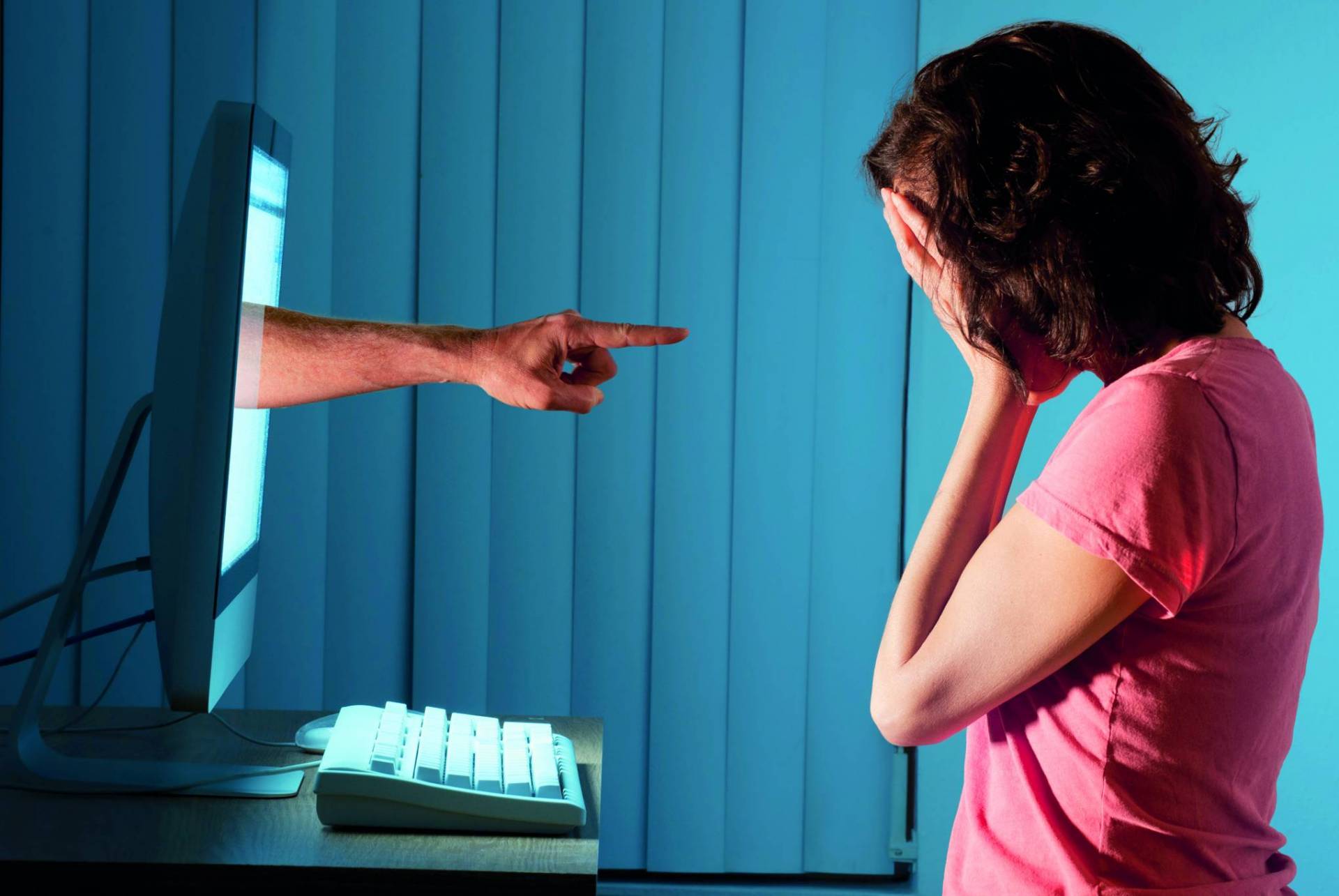 حملة لتوعية الفتيات ..هكذا تواجهين ذئاب السوشل ميديا
