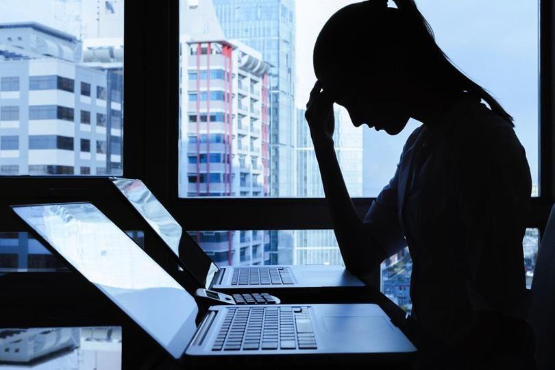 جريمة ابتزاز الالكتروني تطول سيدة بالخليل..والشرطة تقبض على المبتز!
