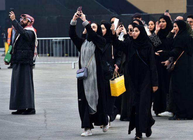 السعوديون يعتزمون السماح للنساء بالسفر من دون إذن الولي
