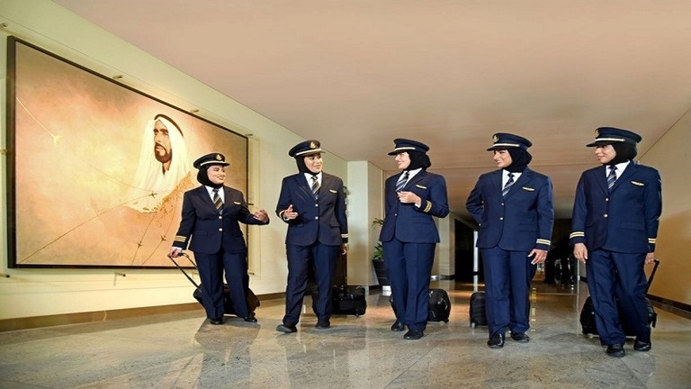5 إماراتيات يحلقن بطائراتهن إلى 5 قارات في يوم واحد
