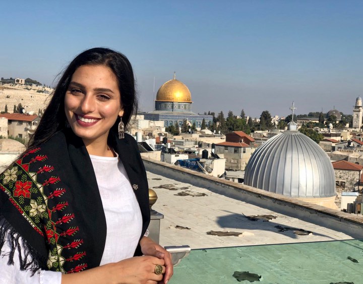 من هي الفائزة بلقب سفيرة فلسطين للتراث والفلكلور  (صوت)؟
