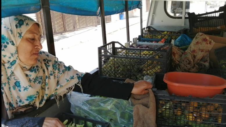 "أم زمان" العراقية تتحدى.. من حلم مدرسة إلى بائعة متجولة
