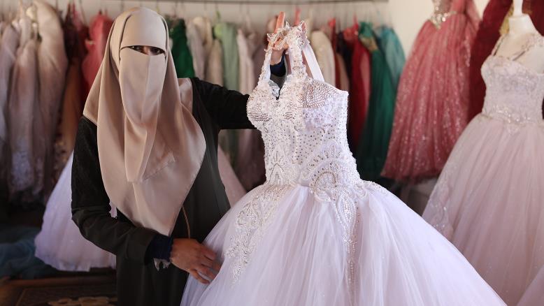 في غزة.. صابرين تنتصر على البطالة بمتجر من الصفيح لفساتين الأفراح

