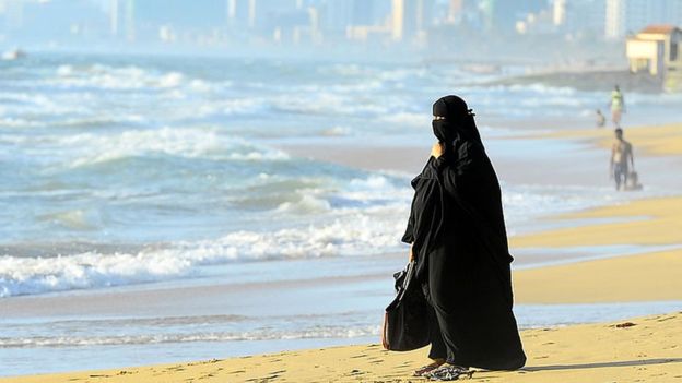 نساء سعوديات يطالبن بإسقاط العباية في السعودية
