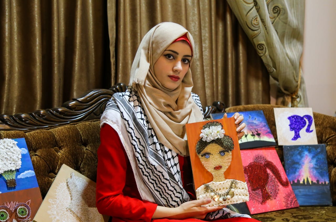 بالصور "سحر".. فنانة ترسم الحكاية بـ "الخيوط والمسامير"
