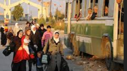 اجلاء مئات المرضى والنساء من مخيم اليرموك ومشاورات لعودة النازحين .. أكدت مصادر فلسطينية أن المئات من المرضى والجرحى والاطفال والنساء الحوامل بالاضافة الى ذوي الاعاقة جرى اجلائهم من مخيم اليرموك في دمشق الى المشافي في المناطق المجاورة .

