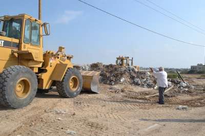 بلدية البيرة تعلن حالة الطوارئ لمواجهة المكاره البيئية .. اعلن مجلس بلدية البيرة في جلسة طارئة عقدت اليوم في مقر البلدية حالة الطوارئ والانعقاد الدائم لمواجهة المكاره البيئية التي بدأت تعصف بمدينة البيرة نتيجة لتوقف نقل النفايات إلى مكب ابو ديس المركزي ال