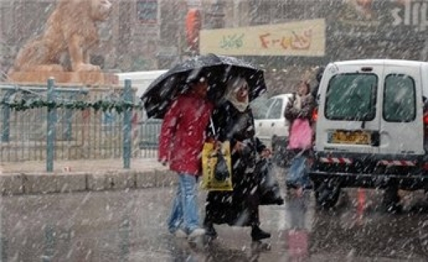 ارتفاع على الحرارة والجمعة امطار ... تتوقع دائرة الارصاد الجوية الفلسطينية ان يكون الجو اليوم الأربعاء صافياً بوجه عام ويطرأ ارتفاع آخر على درجات الحرارة، وتكون الرياح شرقية إلى جنوبية شرقية معتدلة السرعة تنشط احياناً ، ويكون البحر خفيف ارتفاع الموج.
