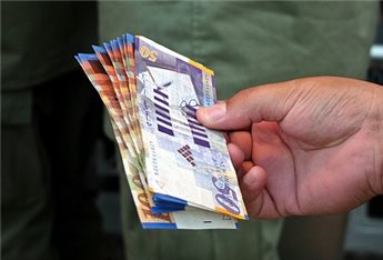المعلمون يحذرون - الحكومة لم تدرج زيادة غلاء المعيشة في موازنتها... أكد الاتحاد العام للمعلمين الفلسطينيين أن زيادة غلاء المعيشة السنوية حق طبيعي ومكتسب للموظفين ولا يحق للحكومة ولا بأي حال من الاحوال أن تتلاعب بهذا الامر.