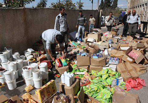 ضبط مواد غذائية لشركات تعمل في الخفاء هربا من الضرائب