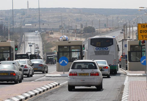 الاحتلال يسمح لمئة طبيب فلسطيني بدخول إسرائيل بسياراتهم الشخصية