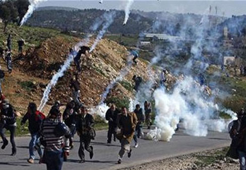 مستوطنون يرشون طفلة بغاز الفلفل في الخليل
