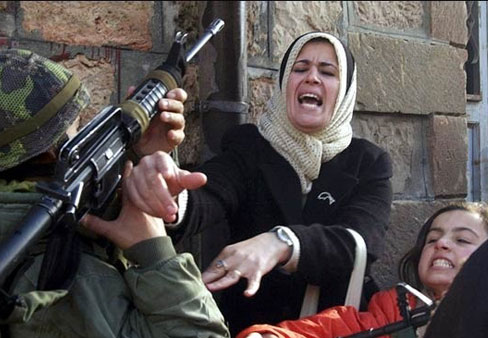 اعتقال ستة مقدسيات بينهما فتاة قاصر خلال اقتحام أحد المستوطنين للمسجد الأقصى
