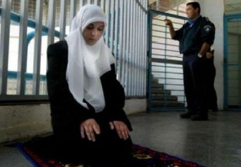 الاحتلال يعتقل زوجة أسير ونجله من بلدة الخضر جنوب بيت لحم