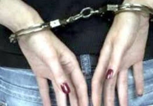 الشرطة تقبض على امراة مشتبه بهما بسبع حالات نشل وسرقة في طولكرم