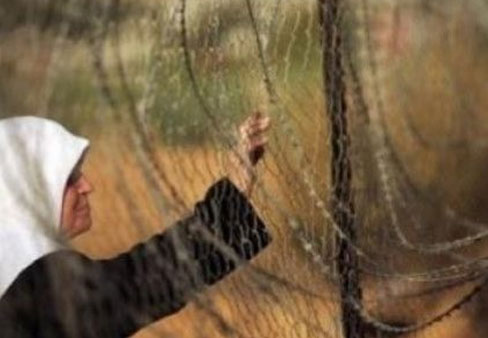 الحاجة فتحية خنفر تسلم نفسها للاحتلال