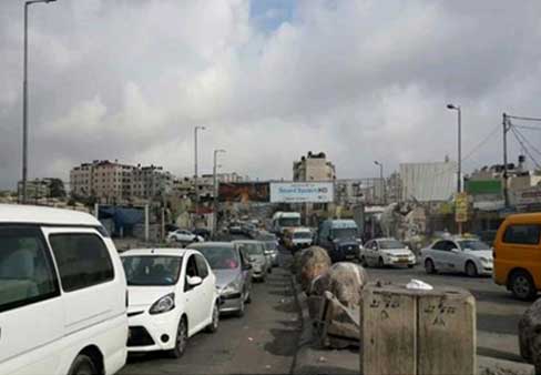 بدء نقل أعمدة الكهرباء على طريق قلنديا