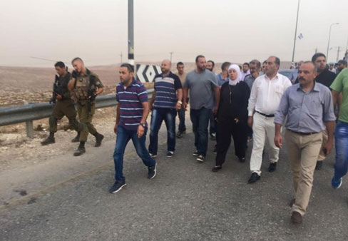 الاحتلال يعيق المحافظ ليلى غنام من الوصول لعزاء دوابشة في دوما