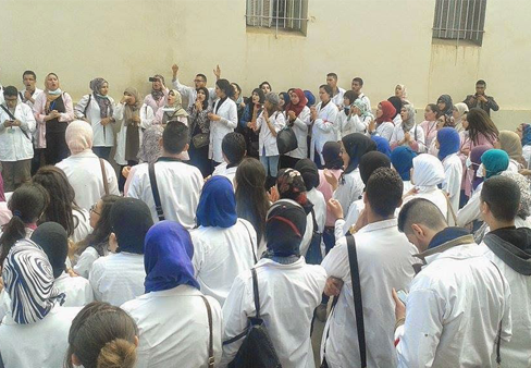 الممرضون يواصلون إضرابهم للمطالبة بالحد الأدنى من الرواتب