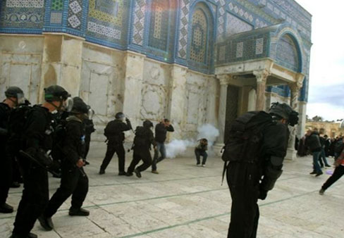 اندلاع مواجهات داخل الأقصى عقب اقتحام الاحتلال لباحاته
