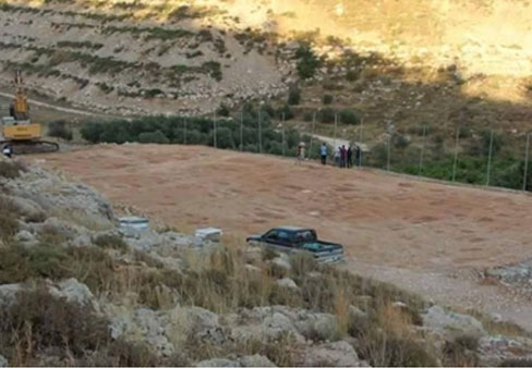 الاحتلال يخطر بوقف العمل في ملعب رياضي في وادي فوكين
