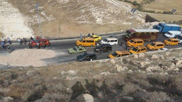 مجهولون يغلقون طريق واد النار شمال شرق بيت لحم
