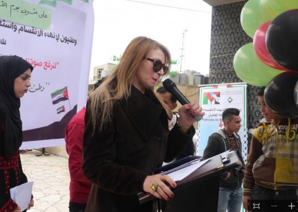 وقفة تطالب بإنهاء الانقسام في الخليل
