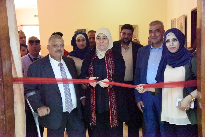 بلدية البيرة تشارك بافتتاح معرضين للعسل والمنتجات التراثية

