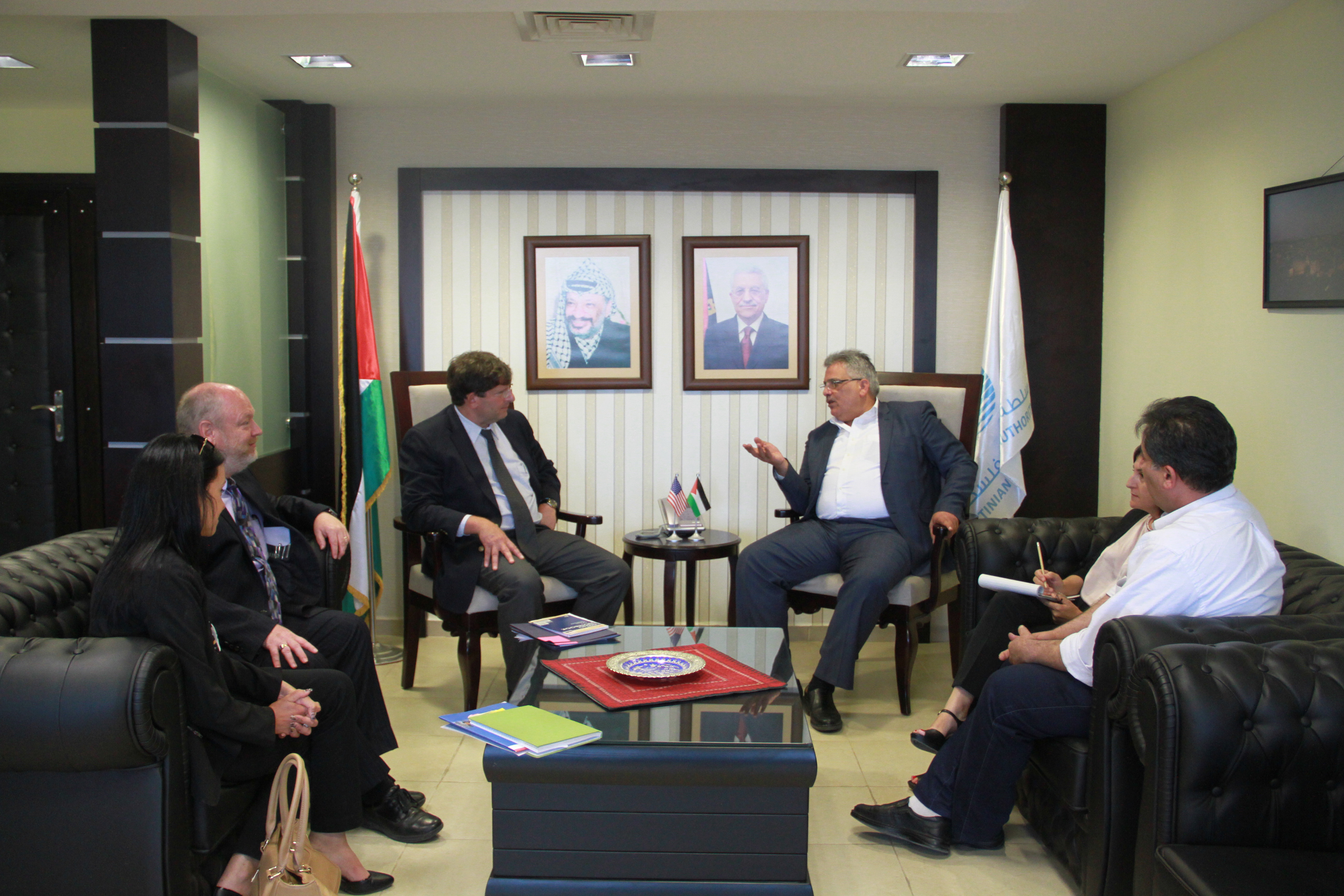 رئيس سلطة المياه يبحث مع الوكالة الامريكية للتنمية  القضايا المتعلقة بقطاع المياه