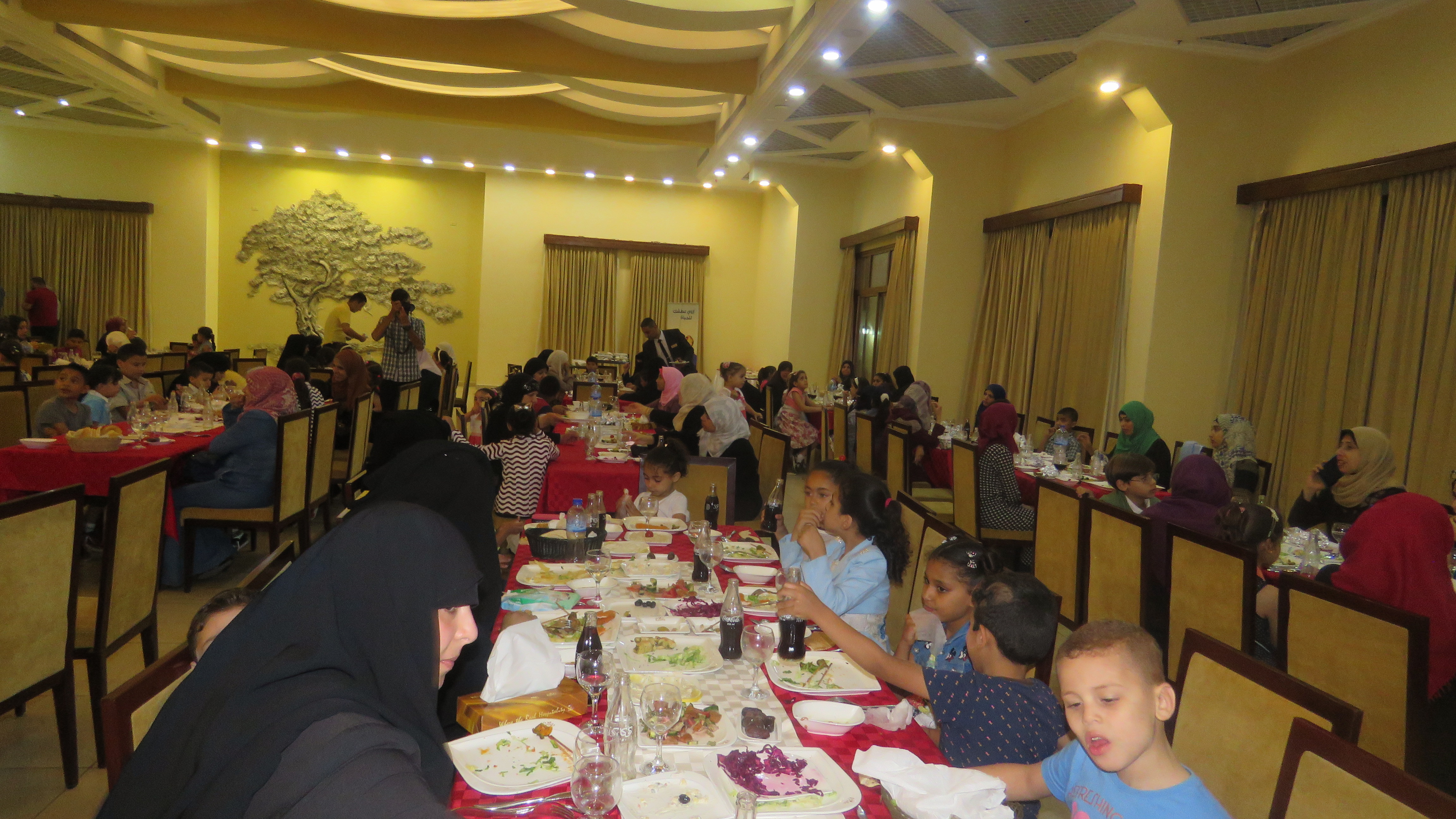 المشروبات الوطنية ترعى موائد إفطار رمضانية لصالح 670 يتيما
