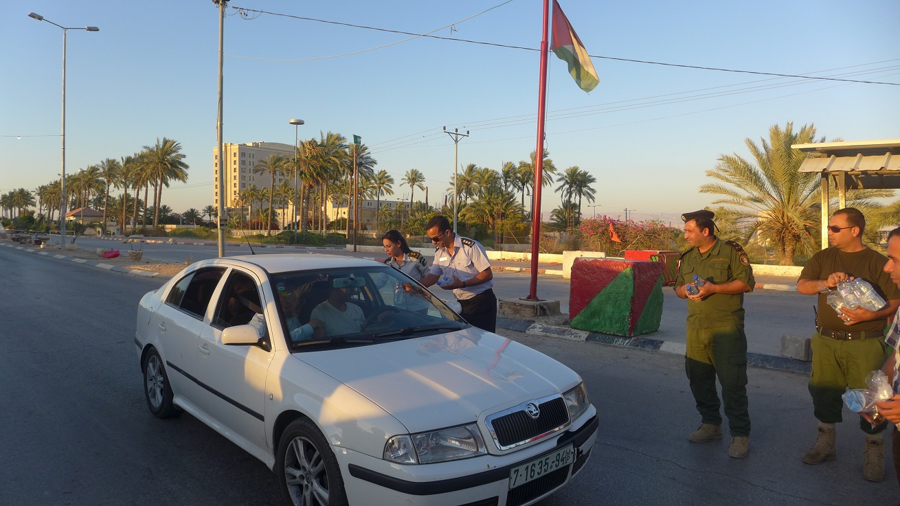 الشرطة والمؤسسة الامنية تطلق حملة لتوزيع التمر والماء على الصائمين باريحا
