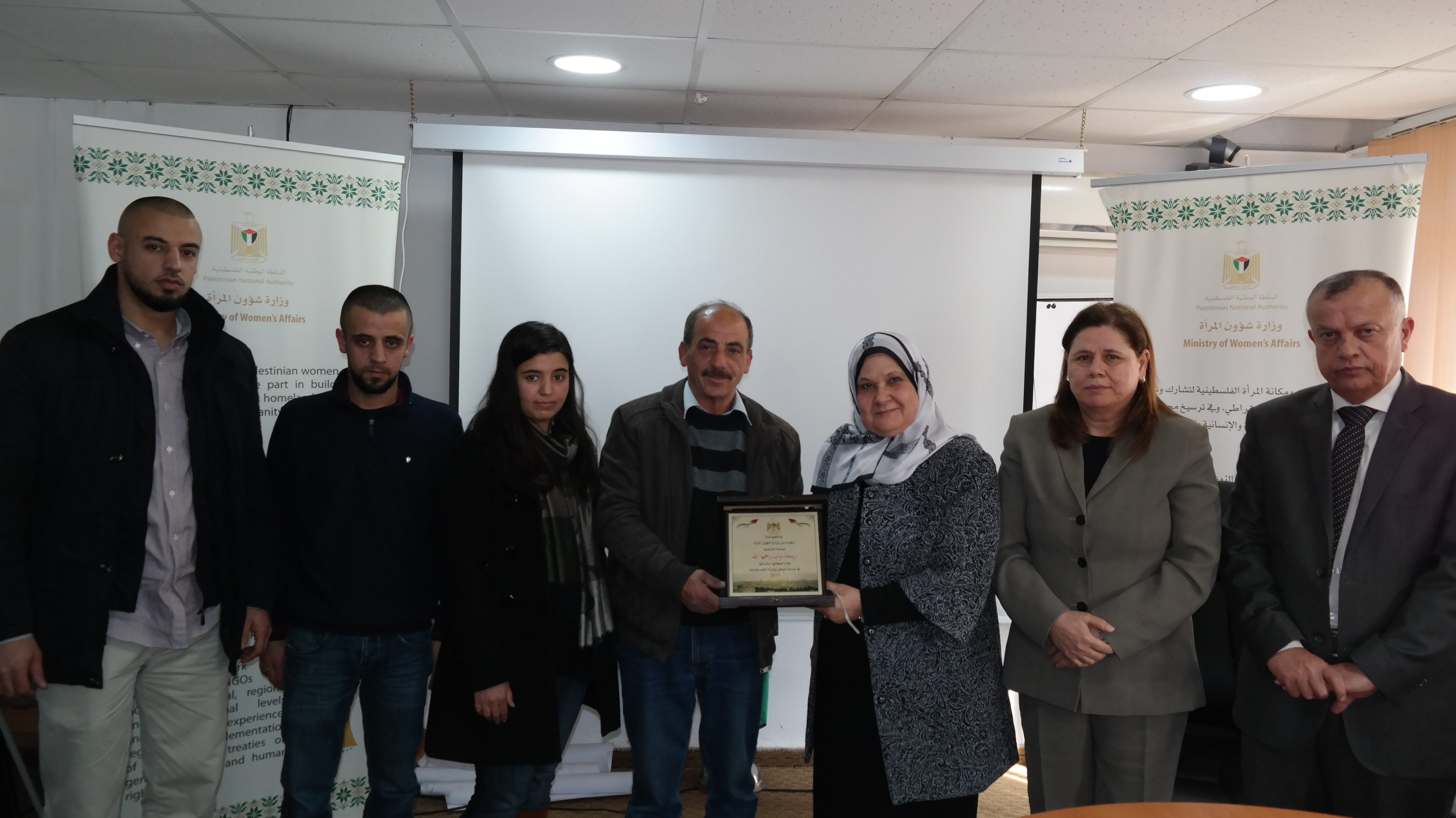 وزارة شؤون المرأة تكرم عائلة الفقيدة المناضلة ربيحة ذياب 