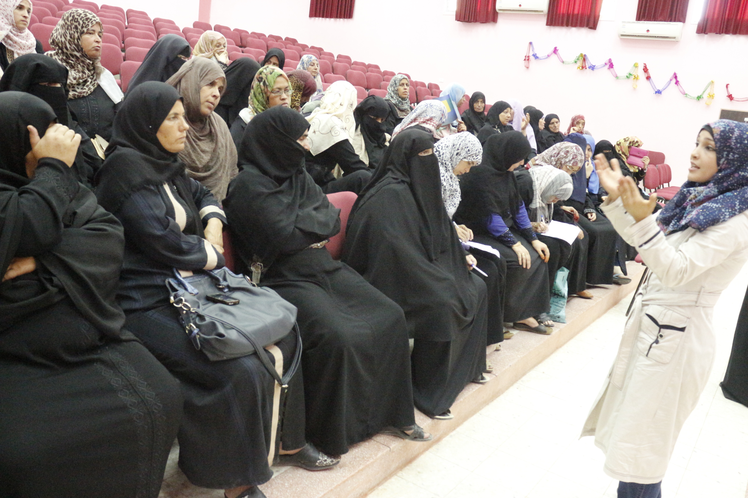 جمعية المرأة العاملة تنفذ لقاءً توعوياً ضمن برنامج "علاج النطق ومشاكل الكلام" في بلدية عبسان‎