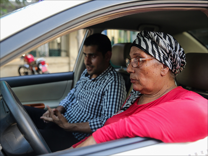 أم وليد.. ستينية اختارت مهنة السياقة في مصر