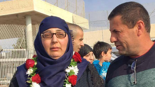 أقدم الأسيرات الفلسطينيات خارج القضبان بعد 15 عاماً
