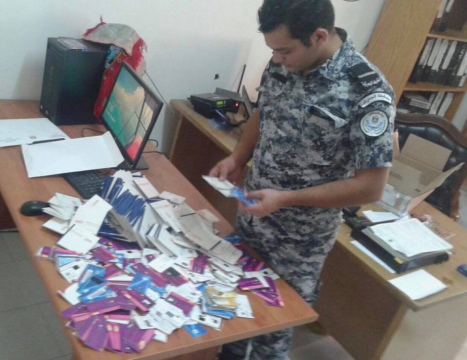 ضبط 380 شريحة اتصال إسرائيلية ممنوعة من التداول في الخليل
