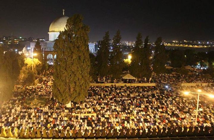 آلاف المصلين يحيون ليلة القدر في المسجد الإبراهيمي والمسجد الأقصى