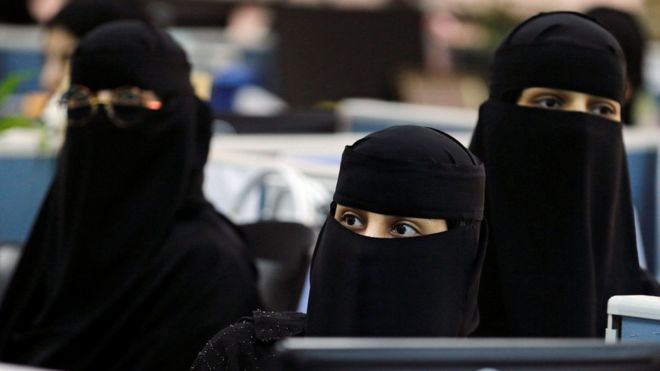 قيود شركة الخطوط السعودية على ملابس الركاب تثير جدلا واسعا
