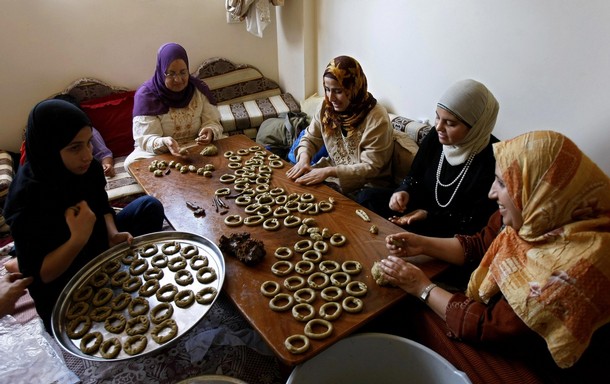 الكعك والمعمول .. يحتفظ بنكهاته البيتية 