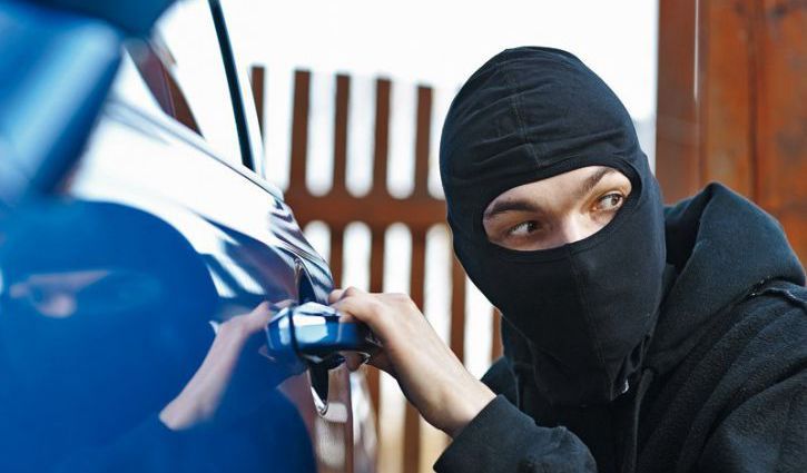 حدث في البيرة: سرق سيارة فتفاجأ برضيعة داخلها
