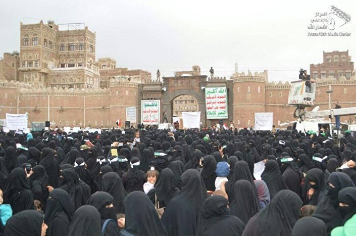 آلاف اليمنيات يتظاهرن في صنعاء بعد حادثة اغتصاب أحد جنـود التحالف فتاة يمنية
