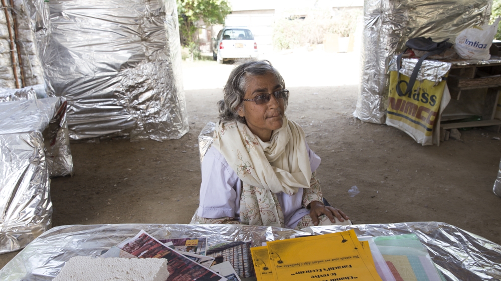 The woman turning rubbish into homes in Pakistan