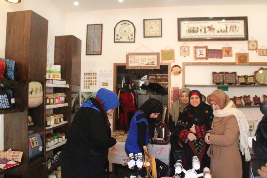 جمعية المرأة العاملة تفتتح معرض ألوان انتاجية نسوية في رام الله 
