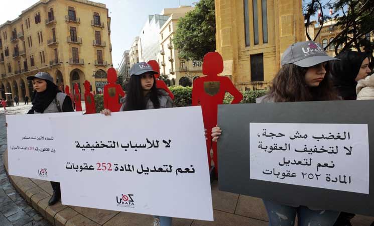العشرات يعتصمون أمام البرلمان اللبناني احتجاجا على العنف ضد المرأة
