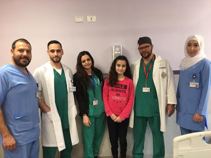 في عملية هي الأولى من نوعها في فلسطين والمنطقة العربية والثانية عالمياً:
المقاصد تنجح في إجراء عملية معقدة لطفلة تعاني من ورم في رئتها اليسرى

 