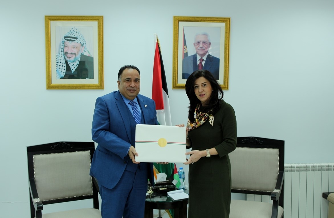 وزيرة الاقتصاد الوطني والسفير الهندي يبحثان سبل تعزيز علاقات التعاون الاقتصادية بين البلدين