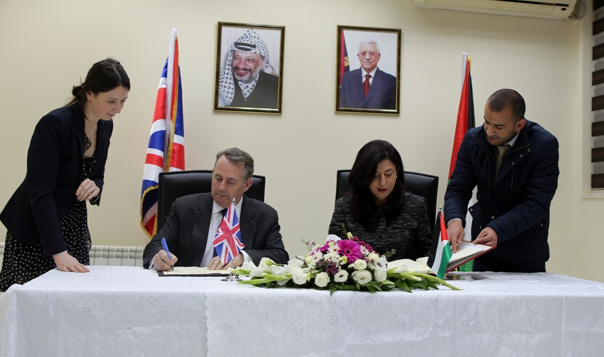 المملكة المتحدة والسلطة الفلسطينية توقعان اتفاقية لاستمرارية التجارة