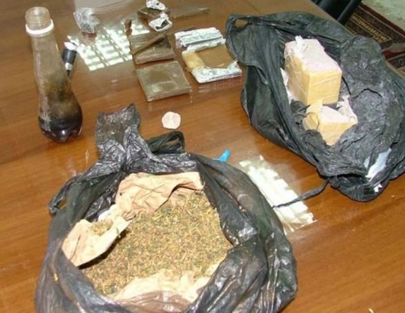 الشرطة تضبط مواد مخدرة وسلاح ناري في سالم

